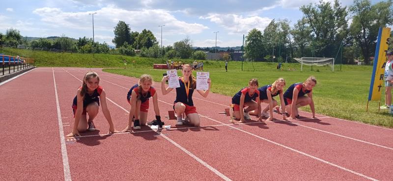Kolejne sportowe sukcesy na koncie uczniów ze Szkoły Podstawowej w Sękowej na szczeblu rejonowym!